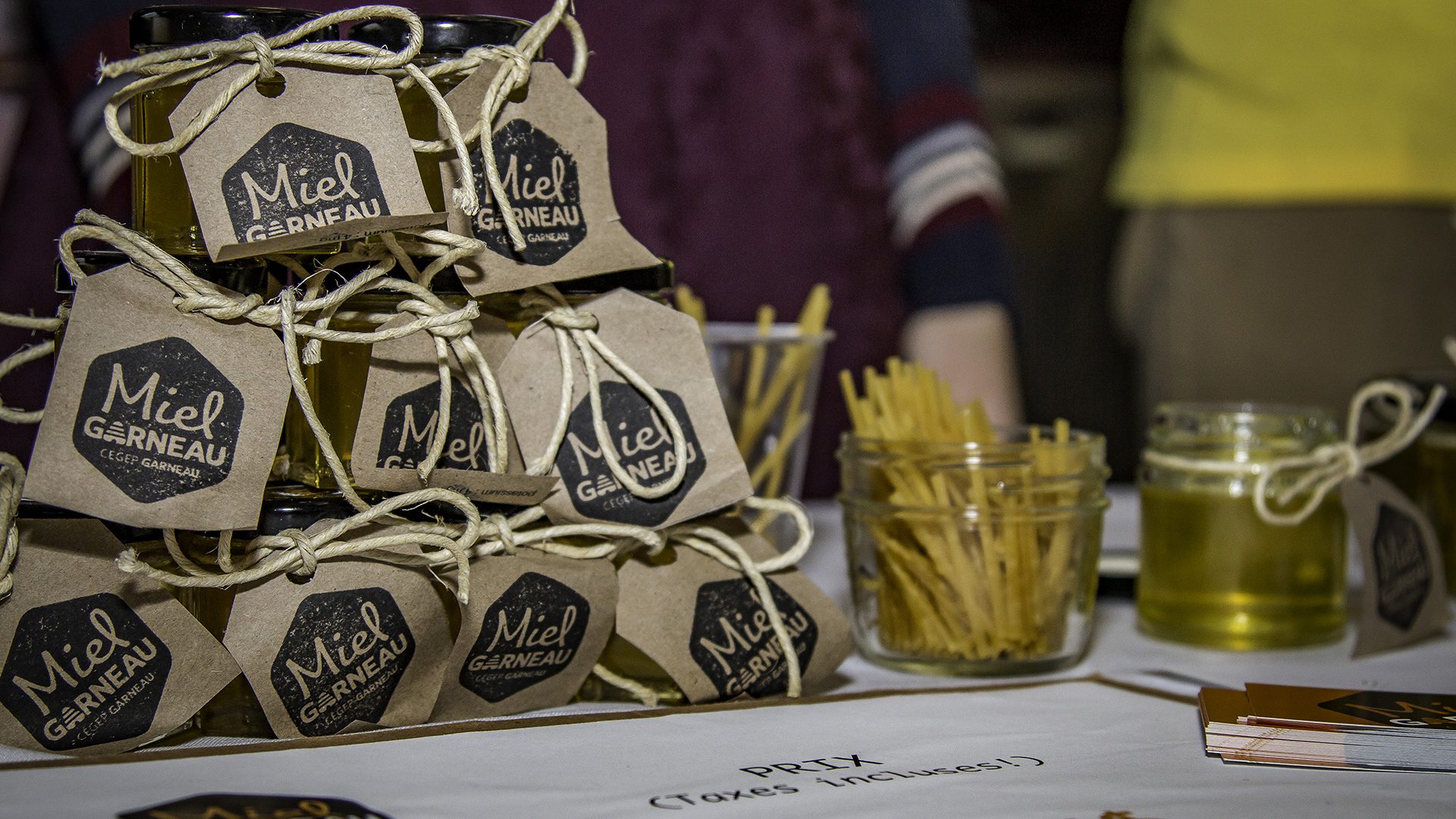 Stand avec petits pots de miel de Miel Garneau