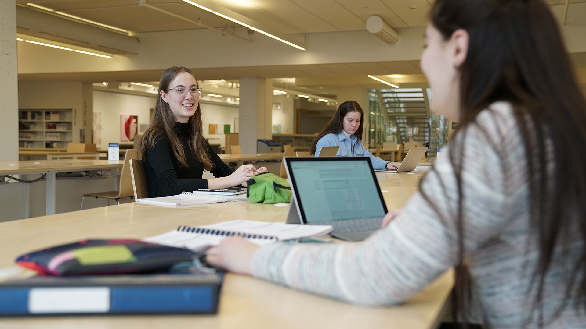 Étudiantes à la bibliothèque