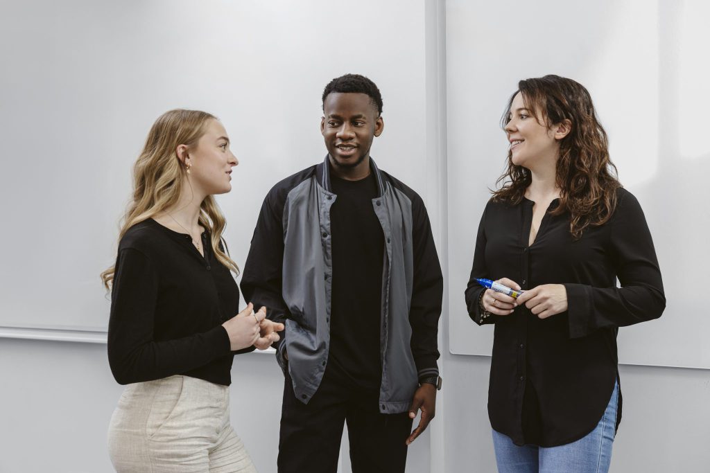 Deux étudiants et une professeure