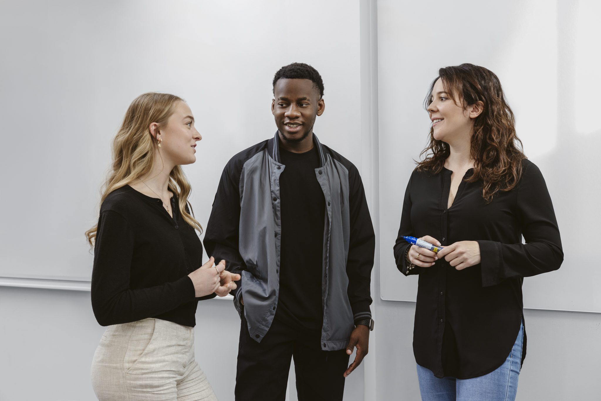 Deux étudiants et une professeure